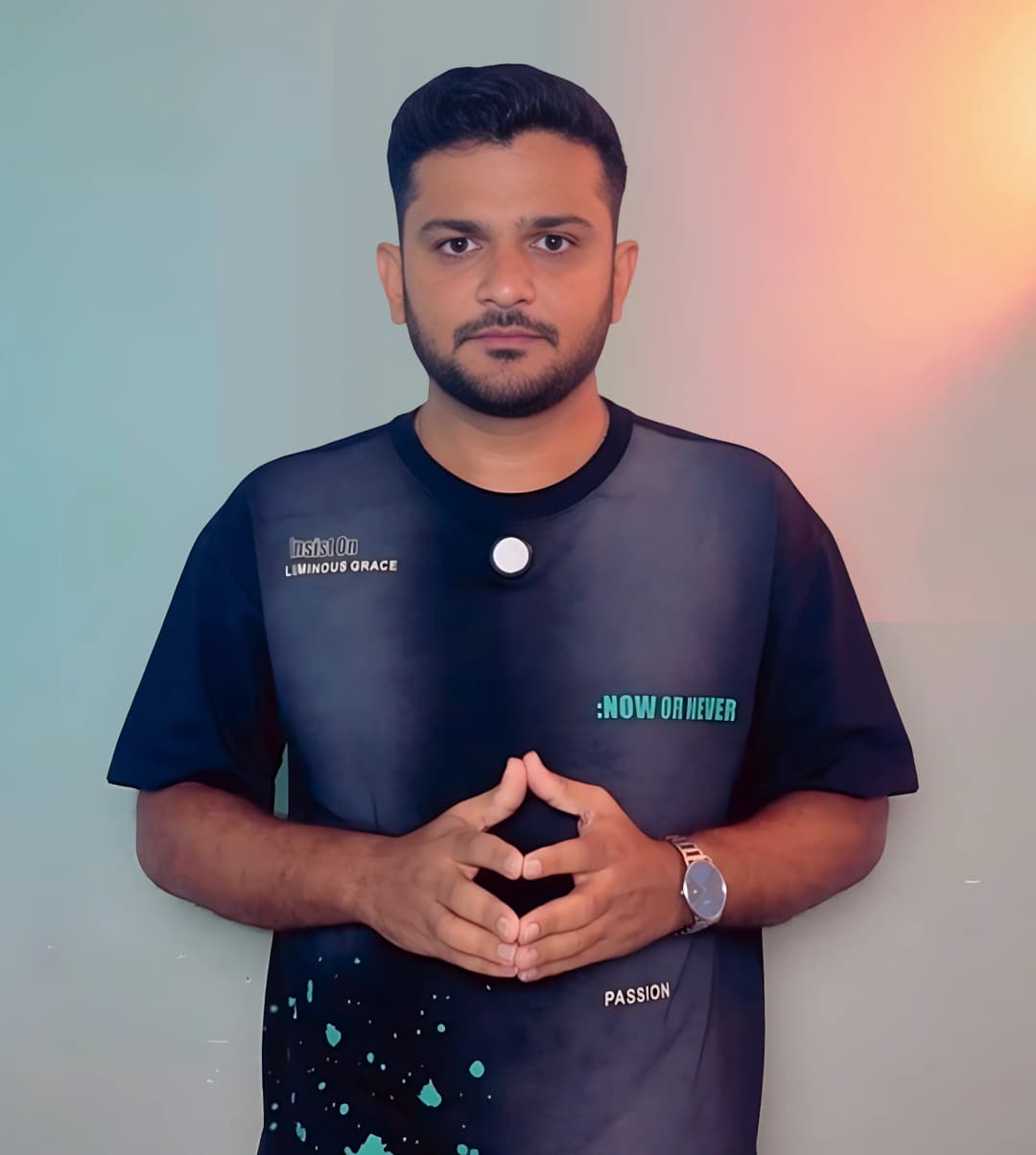 Man presenting smarter online and offline order management with inventory tracking system